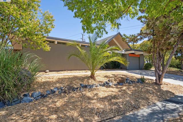 3767 Gainsborough Dr, Concord CA: https://media.crmls.org/mediaz/f9dade65-8313-4ff0-9e61-05c8d62e752b.jpg