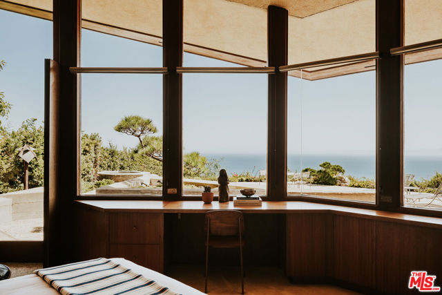 8 Sea Cove Drive, Rancho Palos Verdes CA: https://media.crmls.org/mediaz/f9db7d8c-803f-4d97-ad80-46159da0a304.jpg