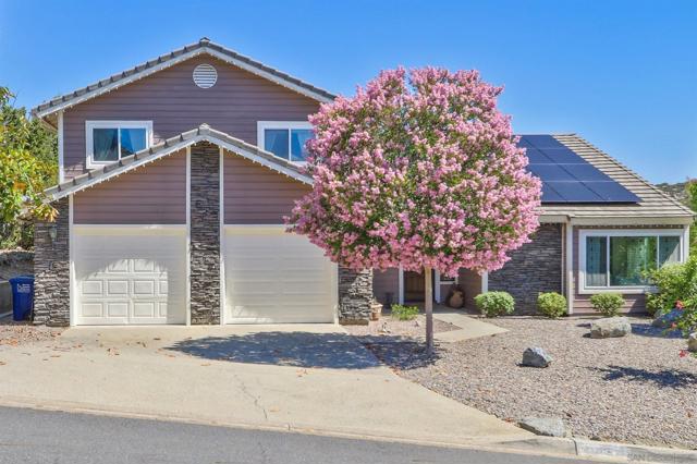 15549 Vista Vicente Dr, Ramona CA: https://media.crmls.org/mediaz/f9db91cd-abad-46d5-8c78-c9e83bb4b212.jpg