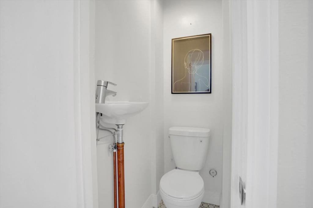 https://media.crmls.org/mediaz/f9dbe81c-aa4d-4259-9f27-bc683fb43218.jpg?preset=X-Large