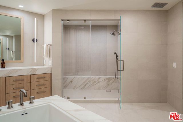 300 N Swall Drive, Beverly Hills CA: https://media.crmls.org/mediaz/f9dc0758-e711-4e0a-84b2-6e8e12393bb3.jpg