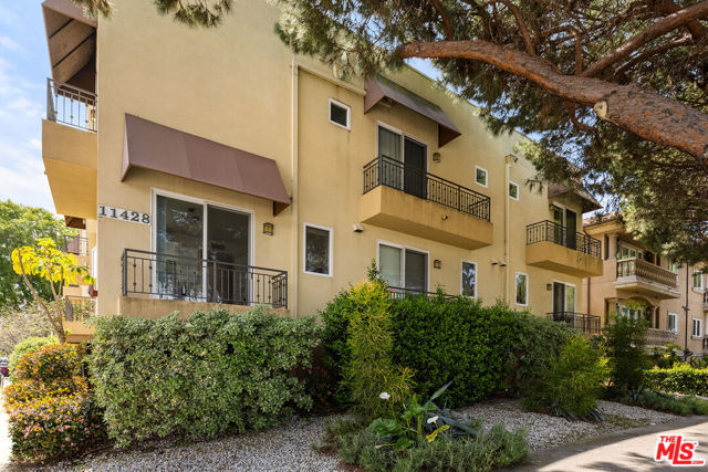 11428 National Boulevard, Los Angeles CA: https://media.crmls.org/mediaz/f9dc4709-2989-4ffd-976c-4edf29789fdd.jpg
