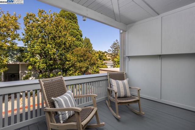 1233 Singingwood Ct, Walnut Creek CA: https://media.crmls.org/mediaz/f9de661f-750c-4f47-9103-785b078ce8d9.jpg
