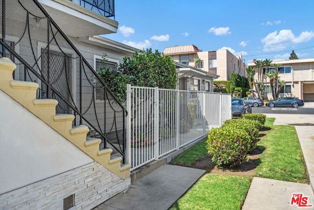 1657 Colby Avenue, Los Angeles CA: https://media.crmls.org/mediaz/f9de8a25-e50a-4735-a6b4-09cfd975a54b.jpg