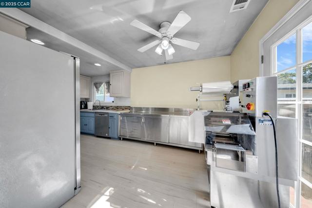 3412 Flamingo Dr, Concord CA: https://media.crmls.org/mediaz/f9dee655-c49f-4401-9388-430639d97e3a.jpg