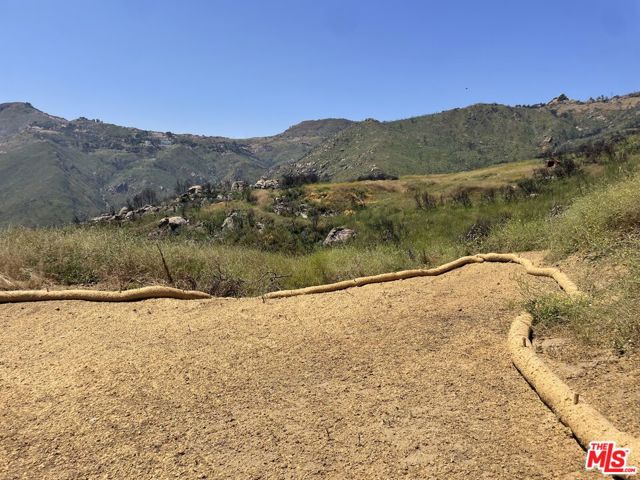 2195 E Little Las Flores Road, Topanga CA: https://media.crmls.org/mediaz/f9df96fb-5c7a-49bd-a784-dec4e2686fb5.jpg