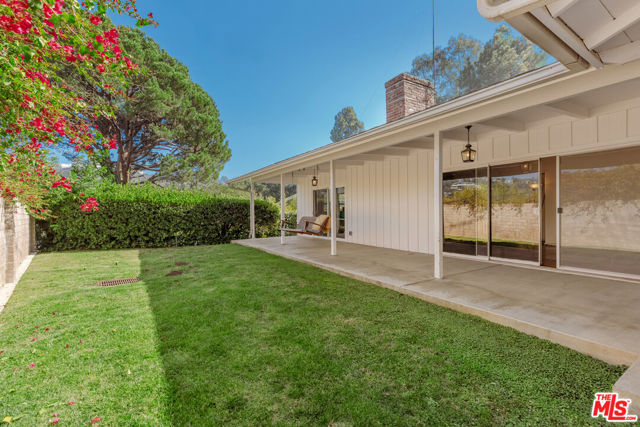 12146 Travis Street, Los Angeles CA: https://media.crmls.org/mediaz/f9df9740-c9ee-4a8b-8407-7cfbb627a3f4.jpg