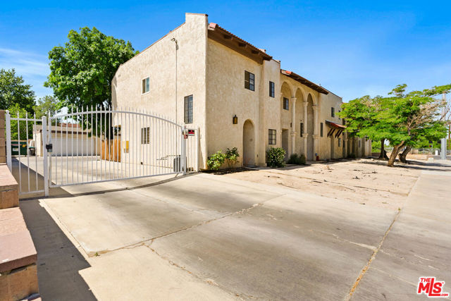 102 E Lancaster Boulevard, Lancaster CA: https://media.crmls.org/mediaz/f9e0250a-017b-43b2-a00b-48683a0ac162.jpg