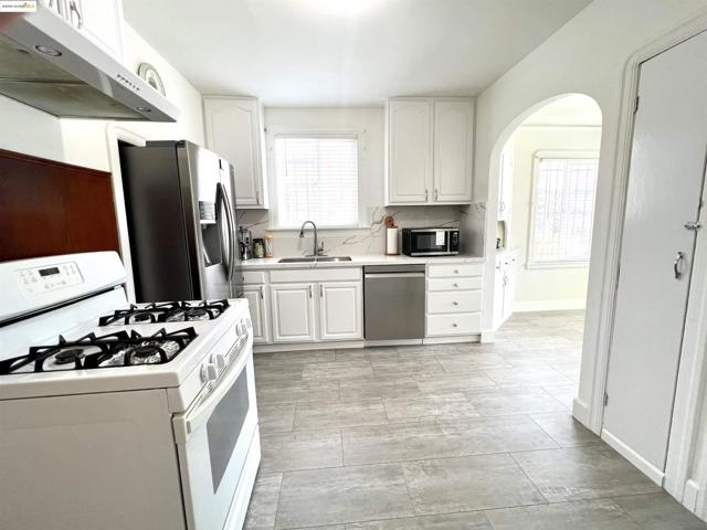 2526 64th Ave, Oakland CA: https://media.crmls.org/mediaz/f9e0a8aa-ba66-4041-b41b-554f9d87f0eb.jpg