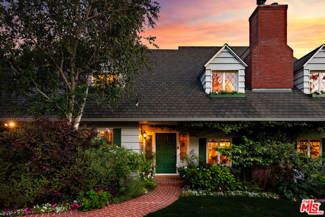 11818 Laurel Hills Road, Studio City CA: https://media.crmls.org/mediaz/f9e10671-23d8-4075-b96b-a7c4aa76d4be.jpg