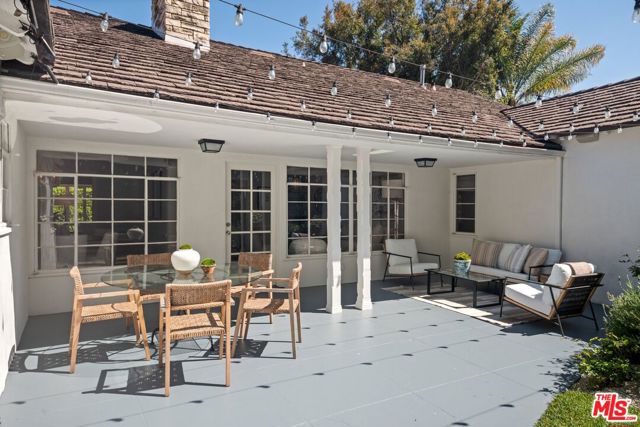 2107 Coldwater Canyon Drive, Beverly Hills CA: https://media.crmls.org/mediaz/f9e38e98-e673-4190-80c9-2e465515fb1e.jpg