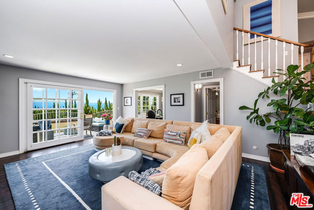 2223 Mcrae Drive, San Pedro CA: https://media.crmls.org/mediaz/f9e3921c-f595-45a0-acb0-55e70c66fbec.jpg