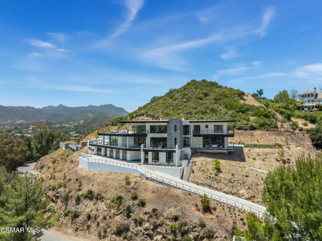 461 Lake Sherwood Drive, Lake Sherwood CA: https://media.crmls.org/mediaz/f9e3bd6b-a8d3-4f59-8633-caa887bb310b.jpg