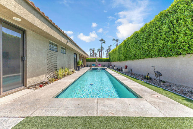 29 El Roble Court, Rancho Mirage CA: https://media.crmls.org/mediaz/f9e3c6d1-b99d-48e8-98c7-124153093d21.jpg