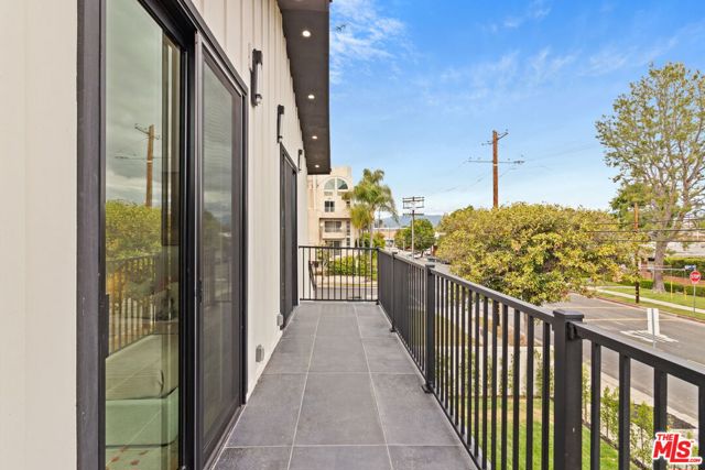 4535 Haskell Avenue, Encino CA: https://media.crmls.org/mediaz/f9e4389b-72c1-4ac6-b418-679a0a82d143.jpg