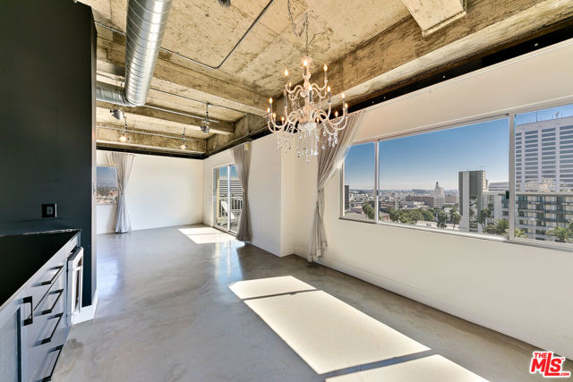101 California Avenue, Santa Monica CA: https://media.crmls.org/mediaz/f9e4be25-9f1b-4d2d-b719-17324286fbe5.jpg