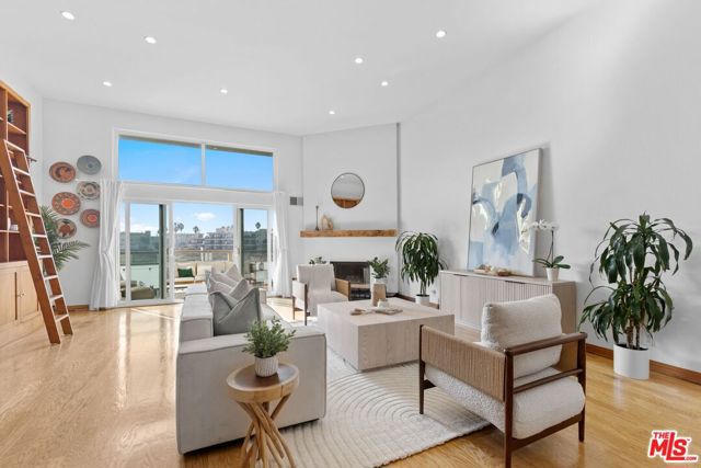 3950 Via Dolce, Marina del Rey CA: https://media.crmls.org/mediaz/f9e4cd25-778c-49bb-ad49-7a3bcdd7f161.jpg