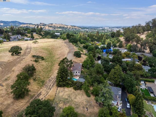 375 Montecillo Dr, Walnut Creek CA: https://media.crmls.org/mediaz/f9e53dc8-433d-4af2-ab32-592a71292248.jpg