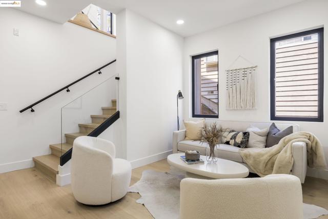 7270 Woodrow Dr, Oakland CA: https://media.crmls.org/mediaz/f9e58f36-3b57-4606-9f67-ae14e81c9d98.jpg