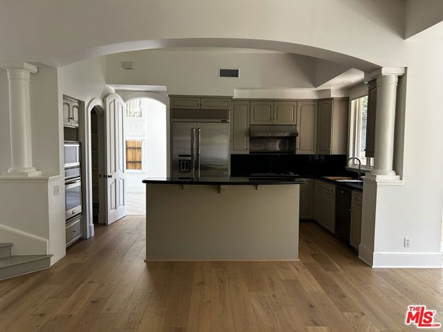 10515 Oaklawn Road, Los Angeles CA: https://media.crmls.org/mediaz/f9e5f460-5cb3-4c43-a10b-8869ee46fbb2.jpg