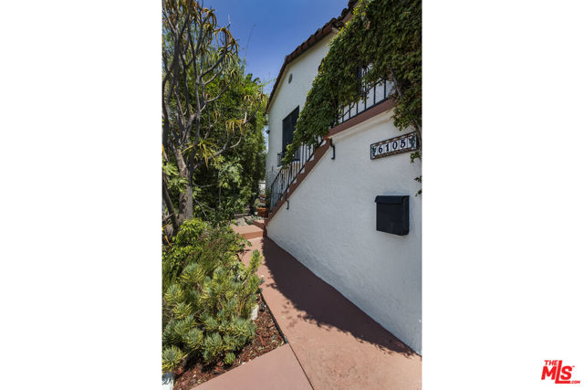 6105 Mount Angelus Drive, Los Angeles CA: https://media.crmls.org/mediaz/f9e62ab3-5776-49a1-af82-166f974c9ae3.jpg