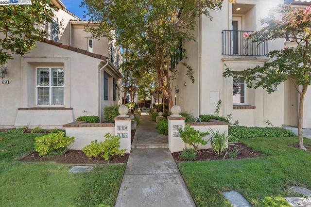 9752 Belladonna Dr, San Ramon CA: https://media.crmls.org/mediaz/f9e6b21e-4c2f-4d21-83f4-cc21c915d50c.jpg