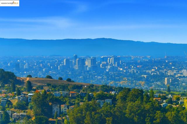 6413 Gwin Ct, Oakland CA: https://media.crmls.org/mediaz/f9e743e8-cc2e-4a07-b737-264e4e54761a.jpg