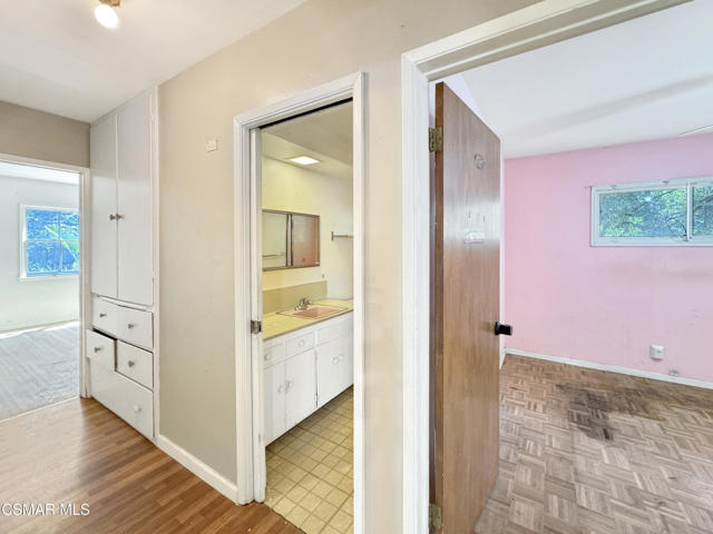 22950 Humming Bird Way, Calabasas CA: https://media.crmls.org/mediaz/f9e75171-d993-4ef1-9224-636df1ff3945.jpg