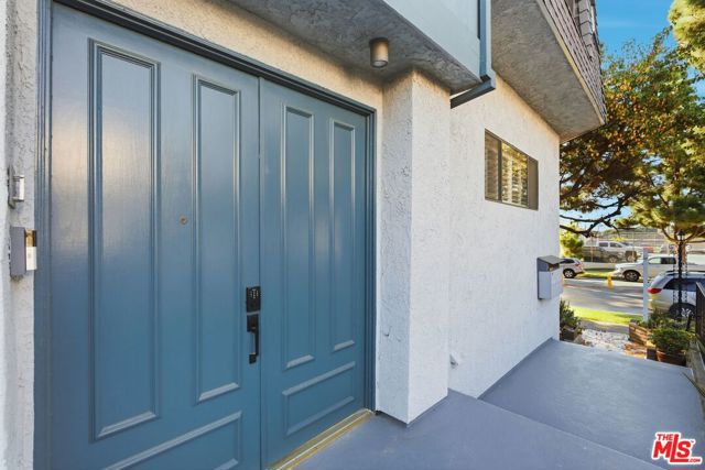 1013 16th Street, Santa Monica CA: https://media.crmls.org/mediaz/f9e757d5-30f3-4718-81e4-28f5b04e01cc.jpg