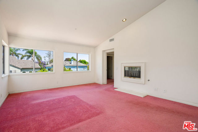 6615 Kentwood Bluffs Drive, Los Angeles CA: https://media.crmls.org/mediaz/f9e7f62d-ac68-4a95-9d21-b41ec3346f09.jpg