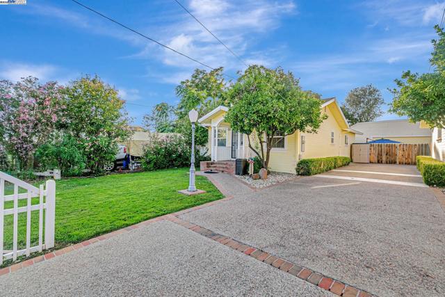 337 I St, Fremont CA: https://media.crmls.org/mediaz/f9e91001-e79a-4074-b72d-d83ea465dcd1.jpg