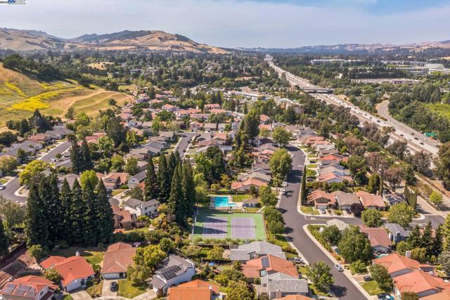 2740 Mohawk Cir, San Ramon CA: https://media.crmls.org/mediaz/f9ea067a-dddd-46a5-8ba2-ca1f5b4c8d71.jpg