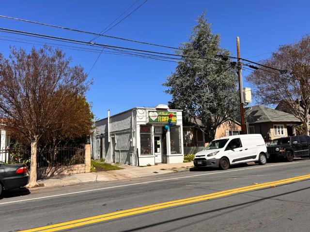 915 E Julian Street, San Jose CA: https://media.crmls.org/mediaz/f9ea113f-6261-4a99-a7e0-9dd71736a88d.jpg