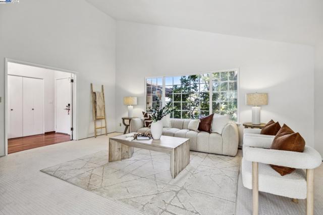3483 Skyline Dr, Hayward CA: https://media.crmls.org/mediaz/f9ea4107-5223-412f-a676-1e47864170c2.jpg