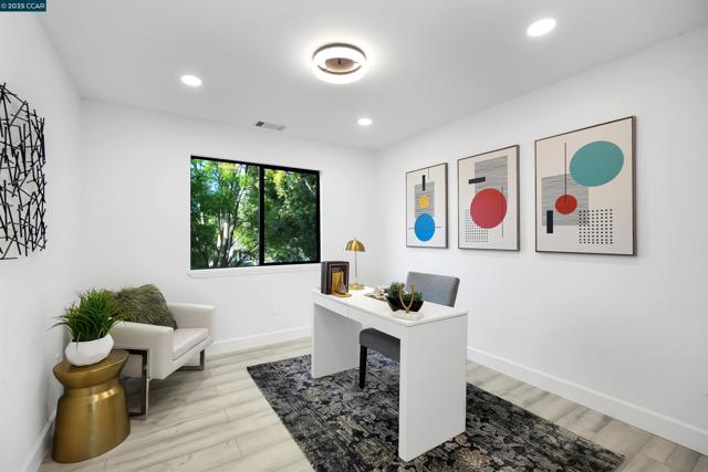 27 Briarwood Ct, Brentwood CA: https://media.crmls.org/mediaz/f9ec00d8-bdb6-4c6c-9509-68a502646d3d.jpg
