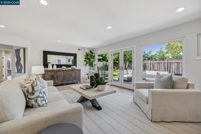 241 E Creek Dr, Menlo Park CA: https://media.crmls.org/mediaz/f9edda05-24d7-4274-9ec4-ccef2beeb924.jpg