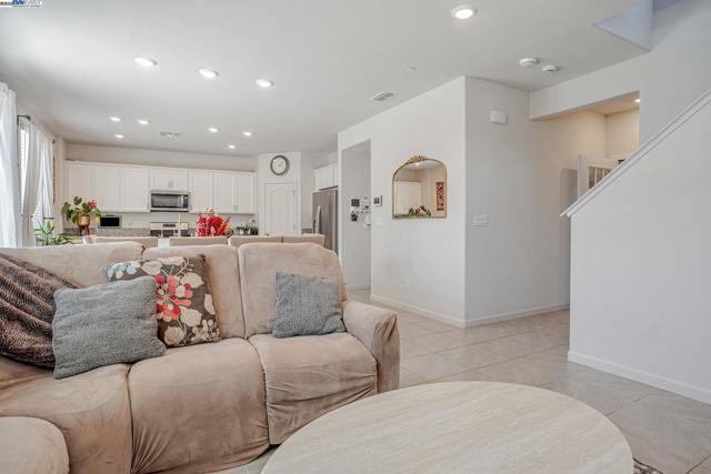 859 Helmsley Dr, Vacaville CA: https://media.crmls.org/mediaz/f9ee808b-105c-4797-be2c-6d24dc04402d.jpg
