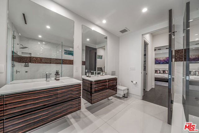 511 N Rexford Drive, Beverly Hills CA: https://media.crmls.org/mediaz/f9efd3c3-1da7-4831-a400-bc8e5cdebad0.jpg