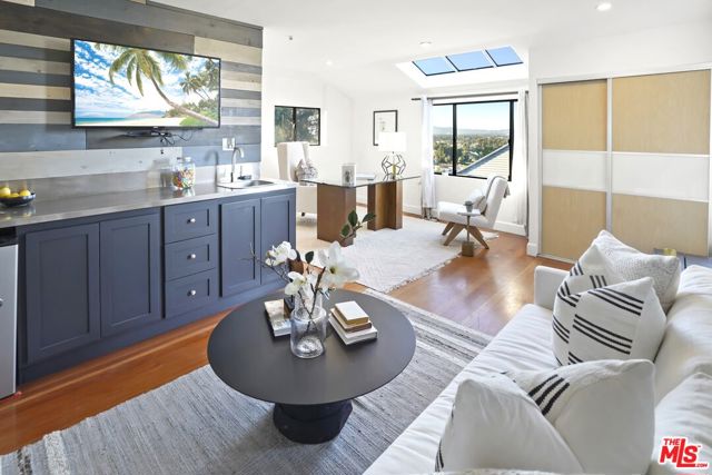 3838 Buena Park Drive, Studio City CA: https://media.crmls.org/mediaz/f9efe1af-3b52-4e46-979a-fca699bf9bd3.jpg