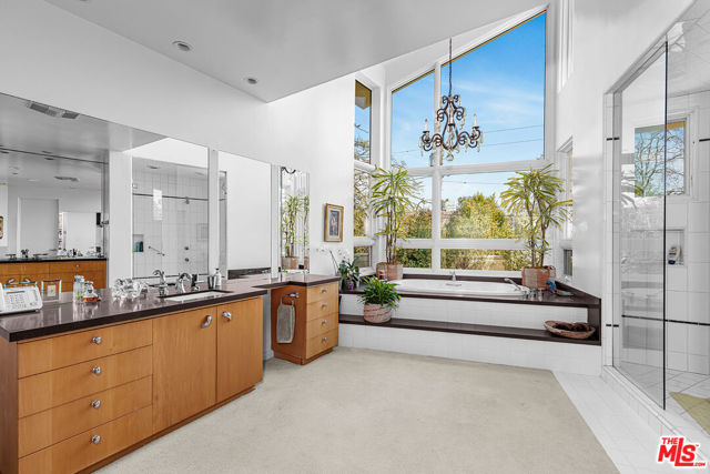 222 Avondale Avenue, Los Angeles CA: https://media.crmls.org/mediaz/f9f07a4d-24fb-4e95-b774-d65c0deda472.jpg