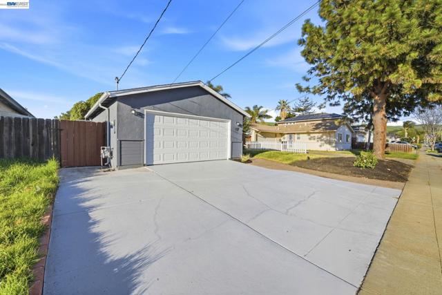 137 Tamarack Dr, Union City CA: https://media.crmls.org/mediaz/f9f0a001-fa15-4dfb-832c-726fbc2a300a.jpg