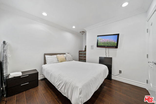 16221 Elisa Place, Encino CA: https://media.crmls.org/mediaz/f9f2a3b4-c491-43b6-be77-0019253109be.jpg