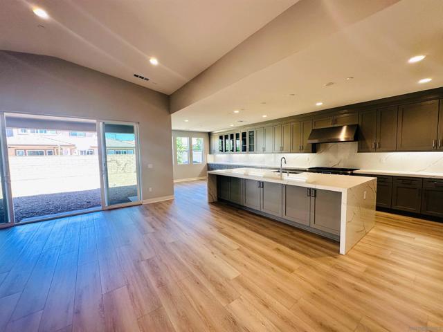 13765 Holly Oak Way, Poway CA: https://media.crmls.org/mediaz/f9f38dff-e5e5-4b87-a771-43eca2f217b1.jpg