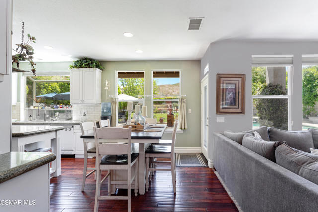68 E Twisted Oak Drive, Simi Valley CA: https://media.crmls.org/mediaz/f9f3a323-7562-41bf-a0e5-ea5fca072588.jpg