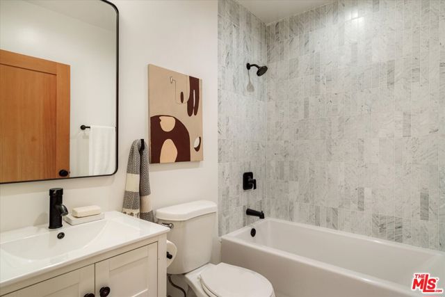 2041 S Palm Grove Avenue, Los Angeles CA: https://media.crmls.org/mediaz/f9f3d21d-0efd-44a9-8ee5-fdc0530565a3.jpg