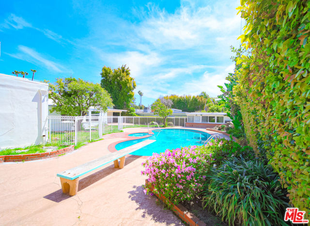 525 N Rexford Drive, Beverly Hills CA: https://media.crmls.org/mediaz/f9f3fb6c-b413-41ab-8eaa-646eb7e32b8f.jpg