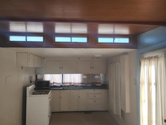 6746 Adobe Road, 29 Palms CA: https://media.crmls.org/mediaz/f9f42bbe-c404-45fe-989e-471f24870394.jpg