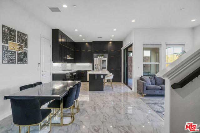 20818 W Bur Oak Circle, Porter Ranch CA: https://media.crmls.org/mediaz/f9f44216-2e1f-4315-91c8-da783d70adaa.jpg