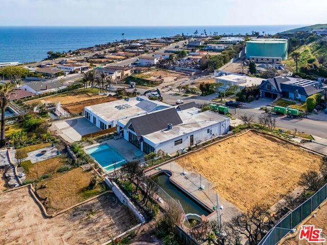 3808 Castlerock Road, Malibu CA: https://media.crmls.org/mediaz/f9f60c3a-4365-4a2a-82ae-a5ecb1ac893d.jpg