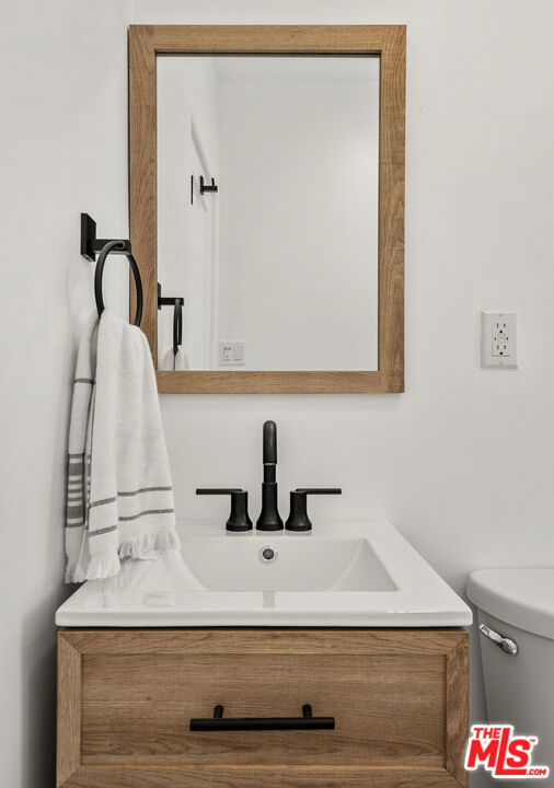 4723 Beverly Boulevard, Los Angeles CA: https://media.crmls.org/mediaz/f9f6156d-1d94-4aab-864c-21d054d1cbb1.jpg